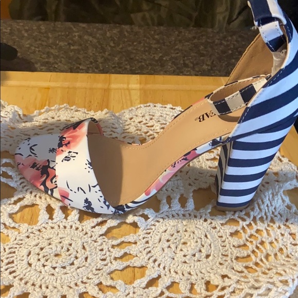 Flowered 👠 - Picture 2 of 2